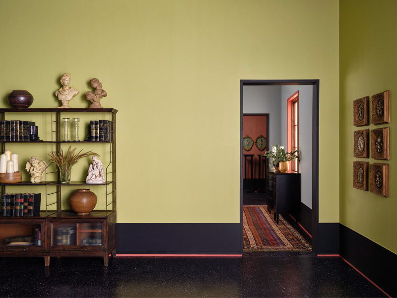 Moonlit Silk room with angular lines, rug, console table, and urns – Beautiful Homes