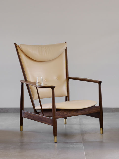 Whisky Chair armrest with built-in brass tray – Beautiful Homes