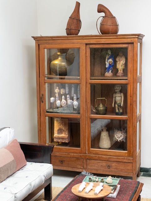 Curio cabinet with personal and travel objects – Beautiful Homes