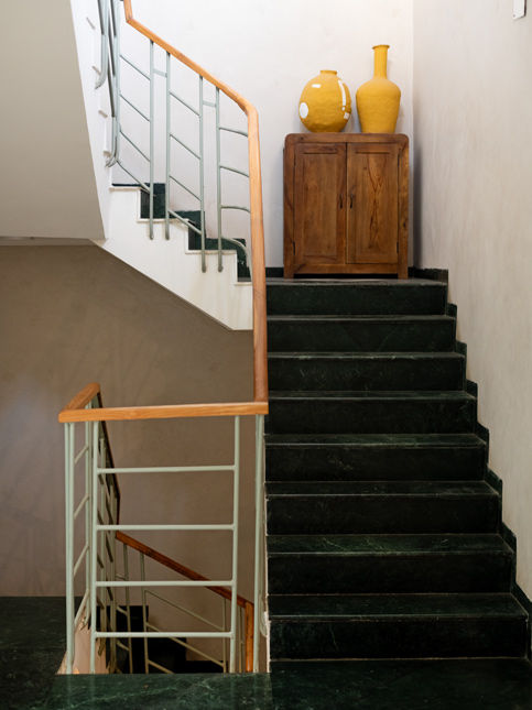 Staircase corner with decor accents – Beautiful Homes