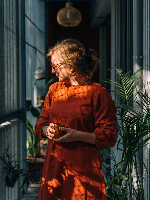 A portrait of Nia Thandapani in her balcony – Beautiful Homes