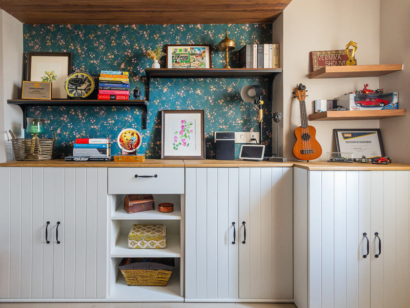 Shelves with books, frames and collected objects – Beautiful Homes