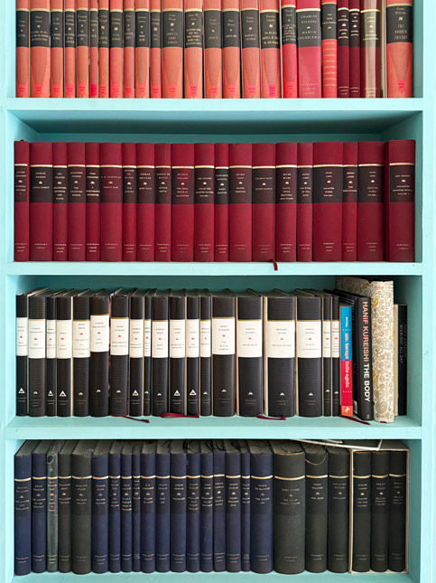 Colour-coordinated bookshelf with classic books – Beautiful Homes