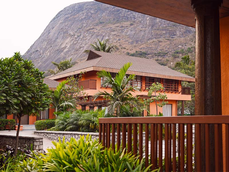 With sweeping views of the rolling hills outside Bengaluru, Mulberry Shades offers a contemporary countryside retreat – Beautiful Homes