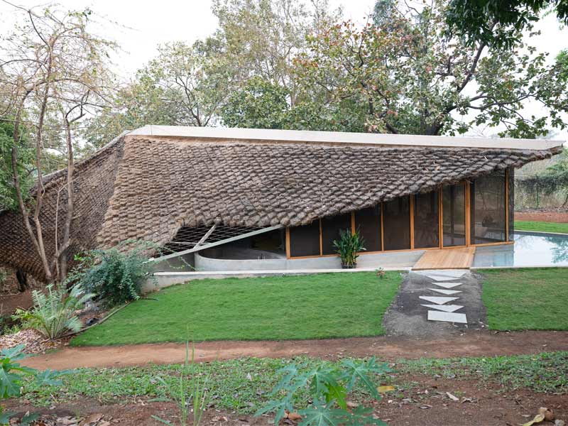 Eco-friendly home with thatched roof and garden – Beautiful Homes