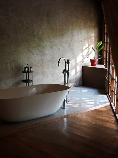 Minimal bathroom with freestanding tub and natural light – Beautiful Homes