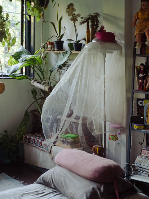 Aesthetic bedroom with white canopy and indoor plants – Beautiful Homes