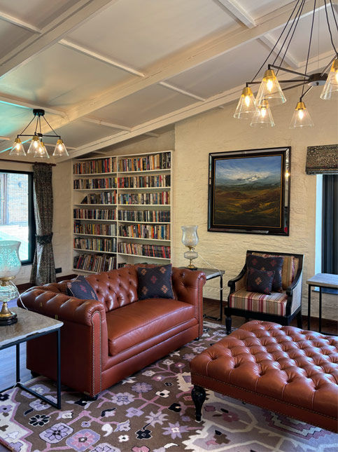 Cozy living room with library wall – Beautiful Homes