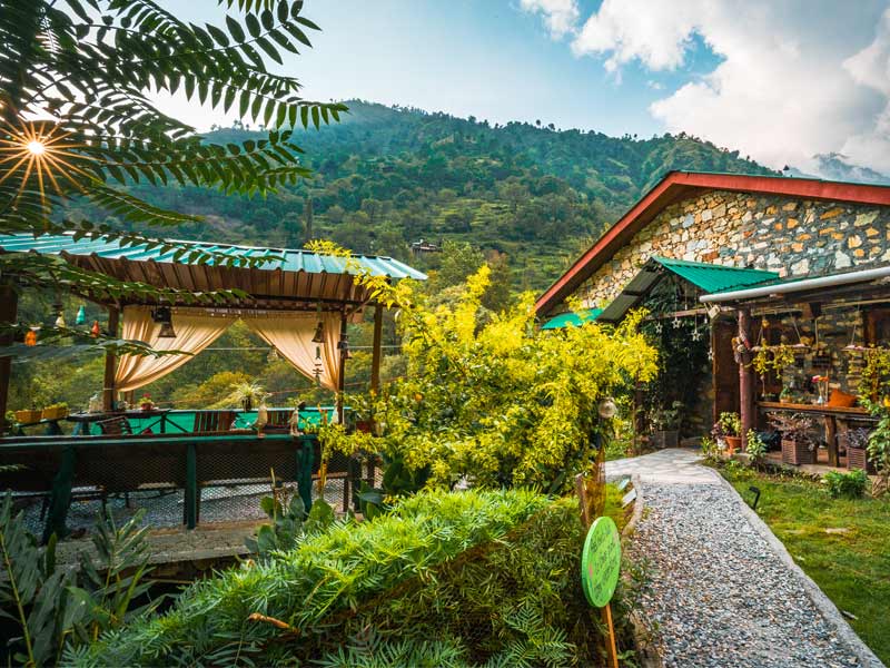 Mountain retreat with lush garden – Beautiful Homes