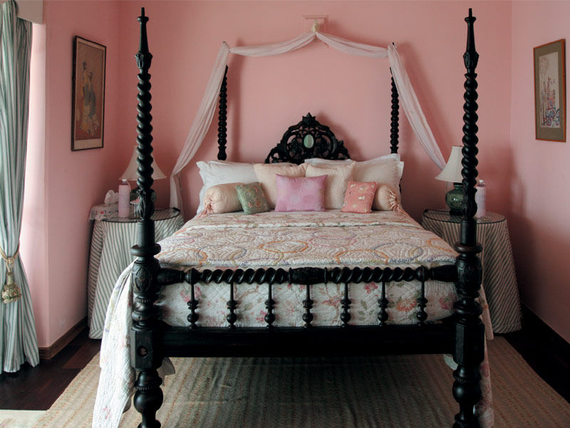 Pink canopy bedroom with vintage four-poster bed – Beautiful Homes