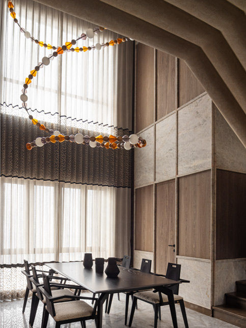 Luxury double-height dining room with modern chandelier – Beautiful Homes