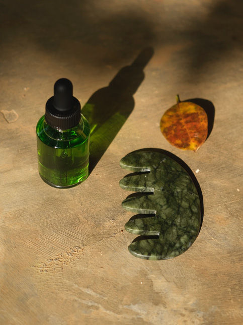 Xiuyan jade comb gifted to Malini Malik in Sri Lanka - Beautiful Homes