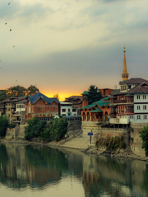Srinagar street view showing changing Kashmiri architecture - Beautiful Homes