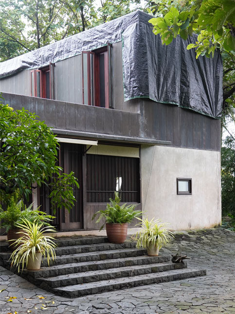 Copper House II before restoration covered in tarpaulins - Beautiful Homes