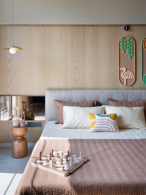 Neutral bedroom with wooden surfaces and sparing colour - Beautiful Homes