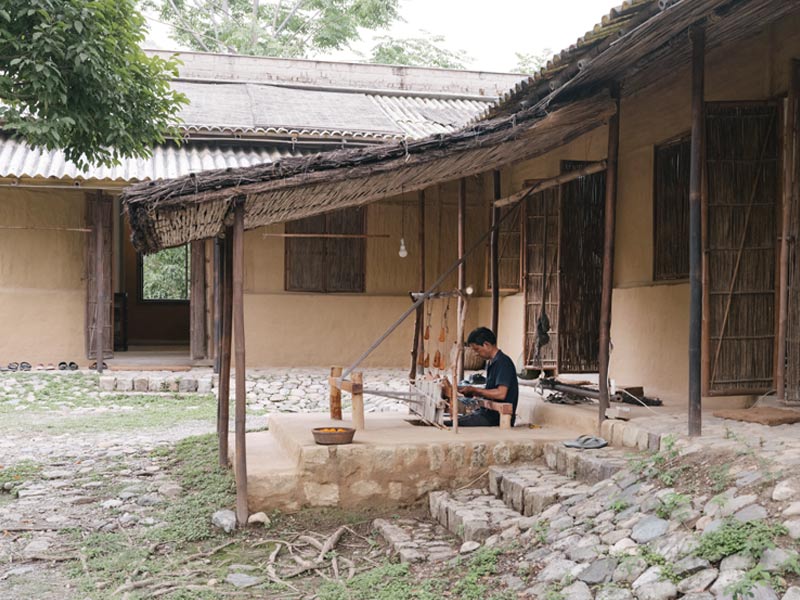 Artisan weaving on traditional handloom at Ganga Maki - Beautiful Homes