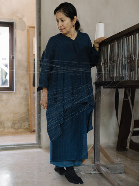 Chiaki Maki examining fibre and thread at Ganga Maki - Beautiful Homes