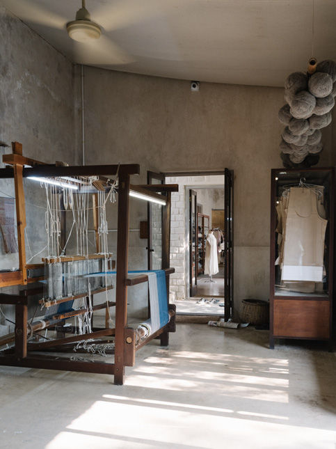 Ganga Maki workshop connected to rural surroundings - Beautiful Homes