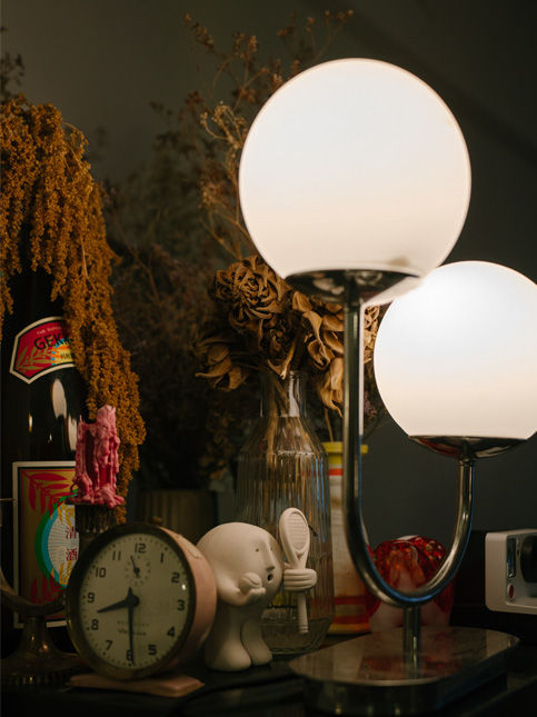 Globe lamps, dried flowers and collected objects create an intimate dining mood – Beautiful Homes