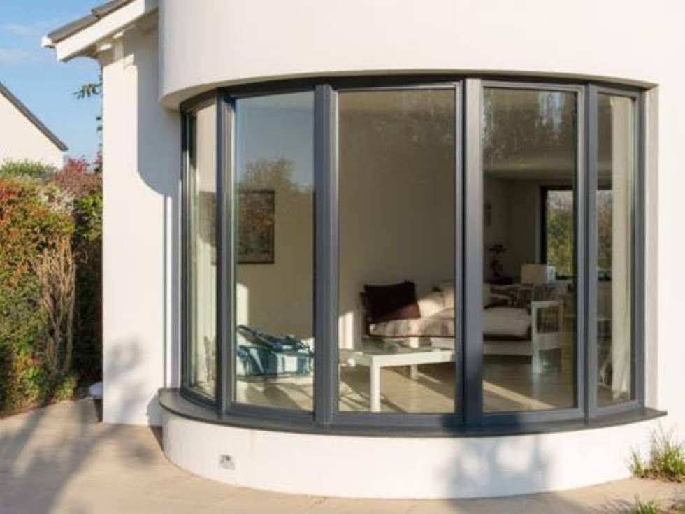 Contemporary bay and bow aluminium window design - Beautiful Homes
