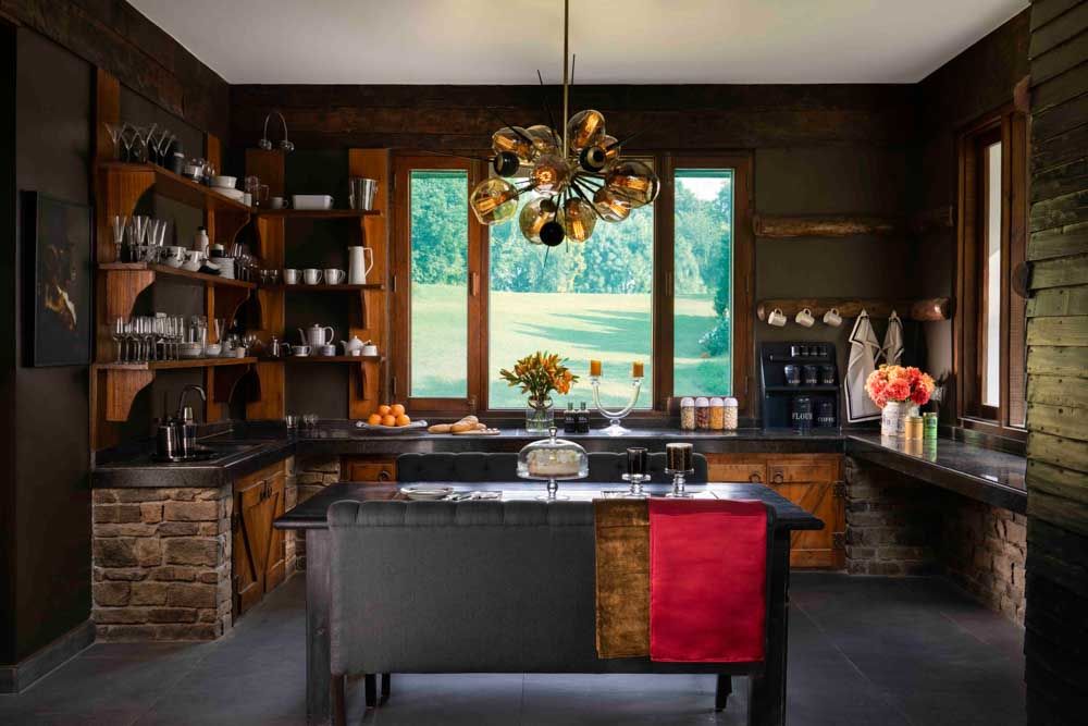 Rustic kitchen design idea with vintage charm, the wooden cabinets, the classic exposed-brick wall - Beautiful Homes