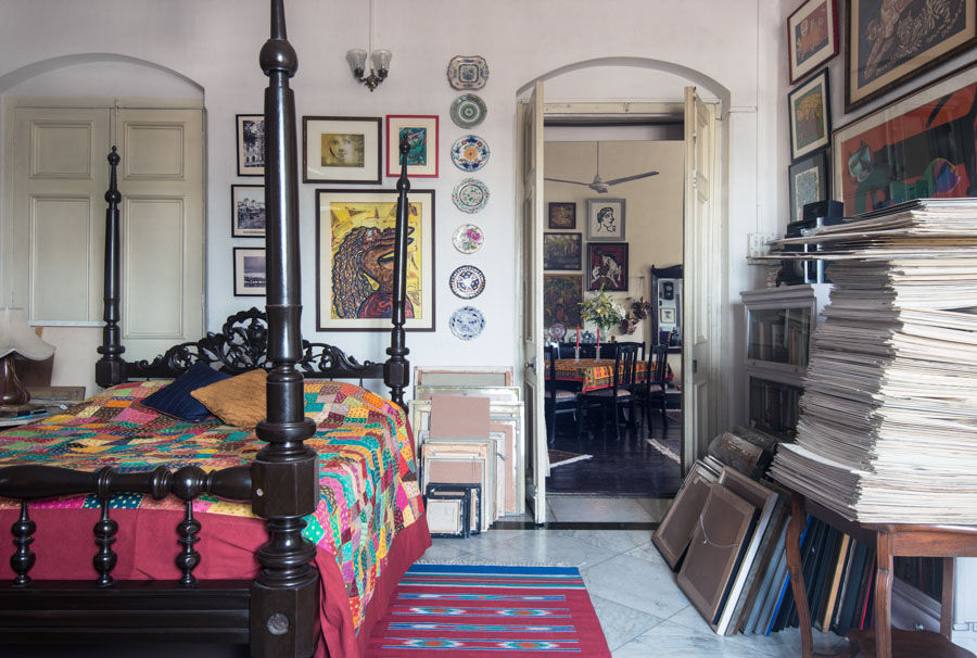 Quilt with colourful swatches in Indian style, four-poster bed in dark wood and rug make for a cosy Indian bedroom design idea - Beautiful Homes