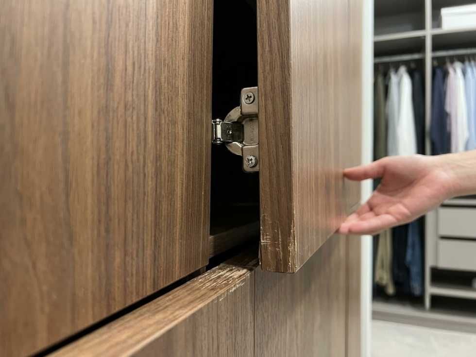 Contemporary wardrobe hinges - Beautiful Homes