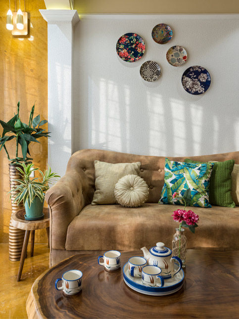 Yellow sitting room with wall plate décor – Beautiful Homes