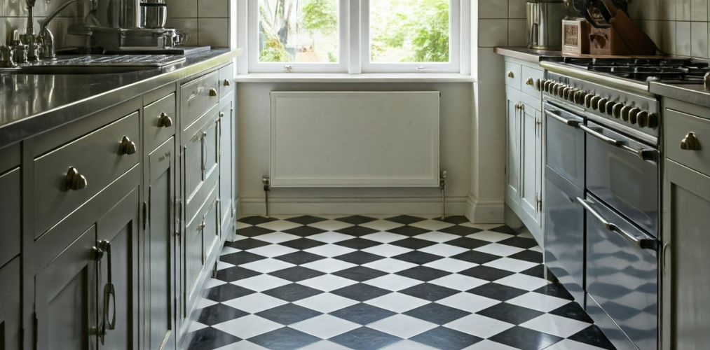 Monochrome checkered kitchen floor design - Beautiful Homes