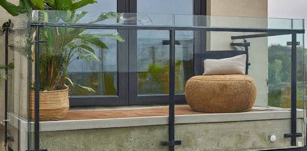 Clear glass balcony railing with black support members - Beautiful Homes