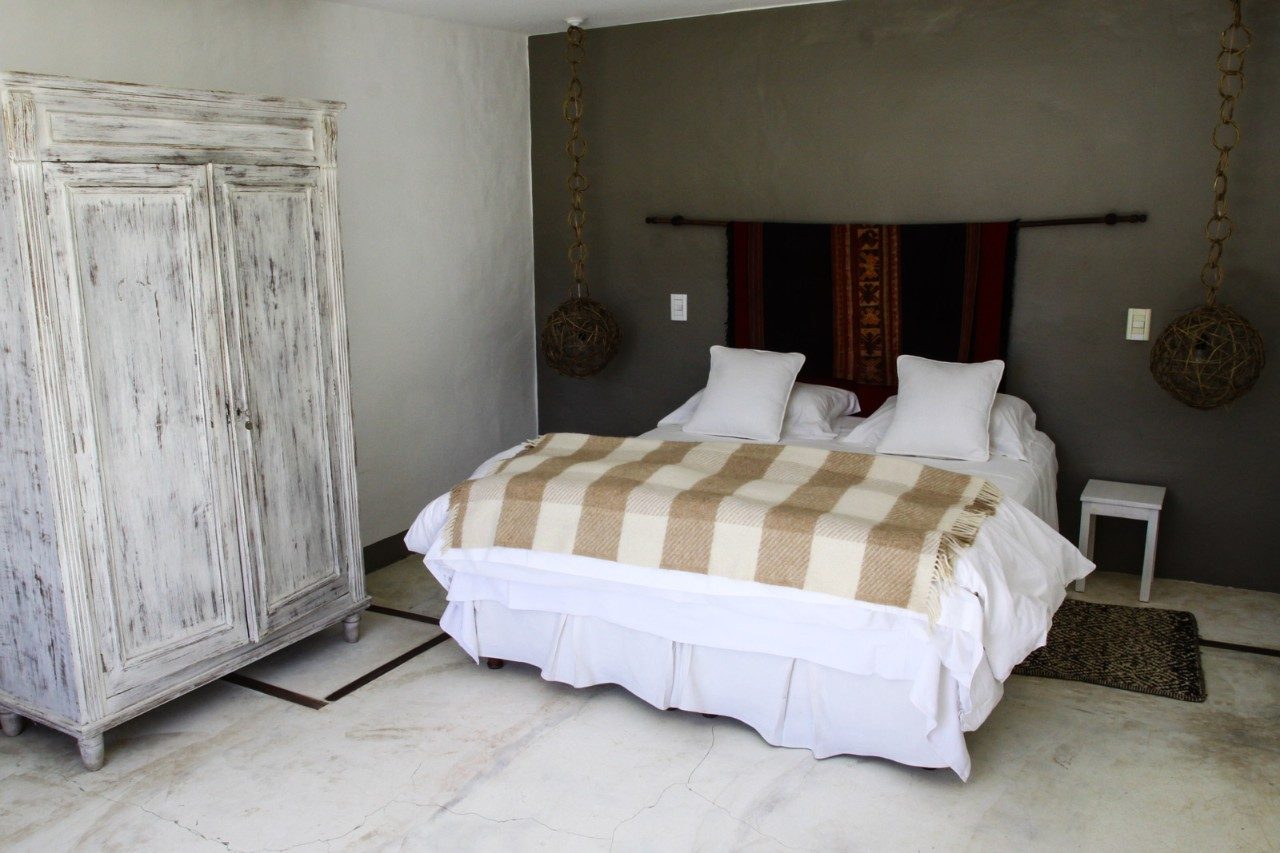 Bedroom Design With Bed Having Built-in Drawers for Storage - Beautiful Homes