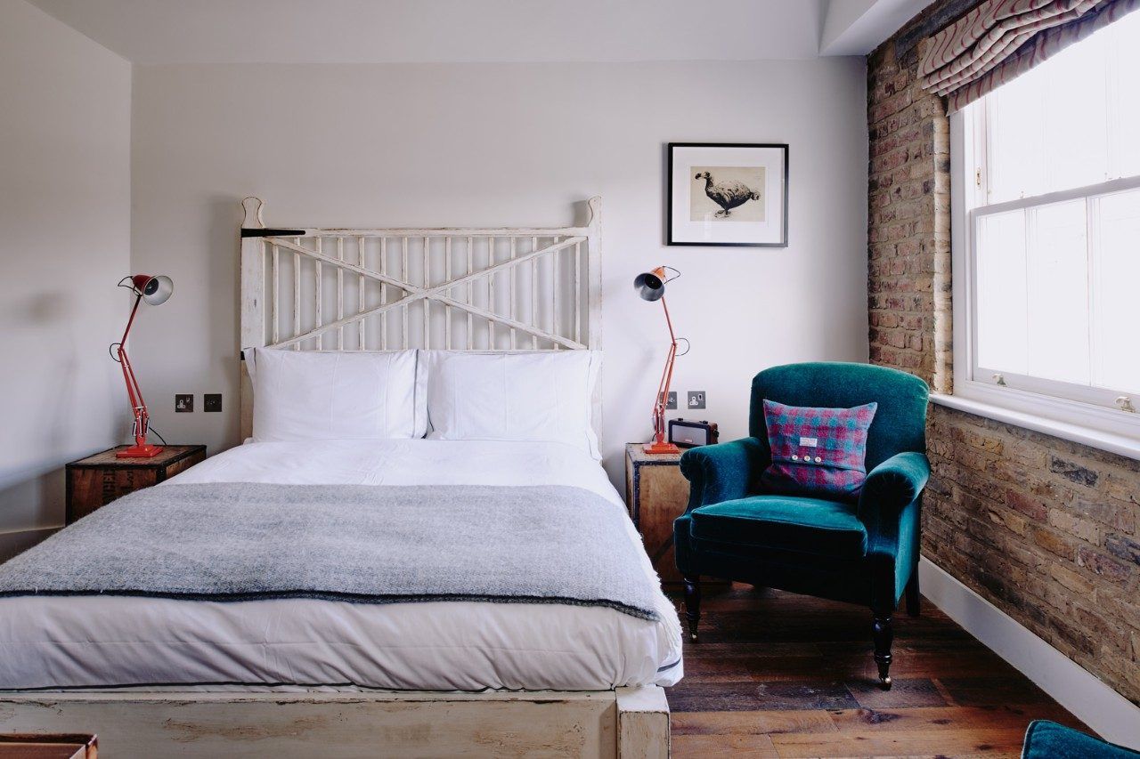 5 simple ways to organise bedroom furniture in a small bedroom - Beautiful Homes