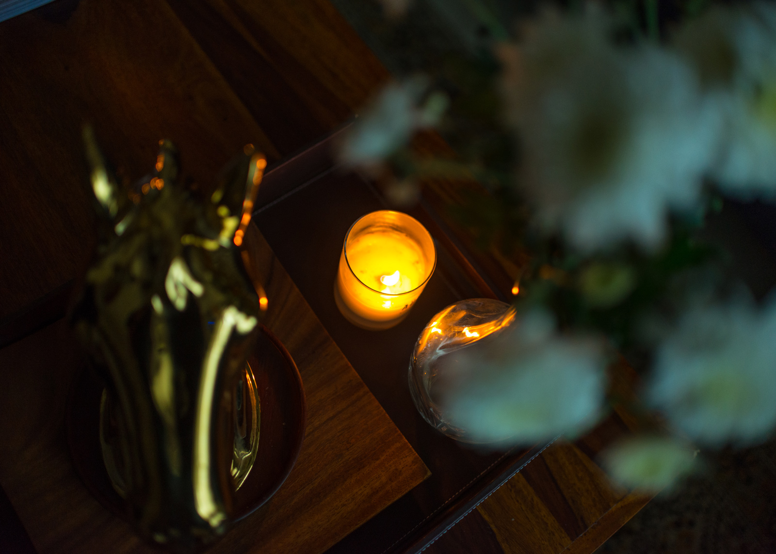 Pair contrasting materials for a dramatic effect for modern living room - Beautiful Homes