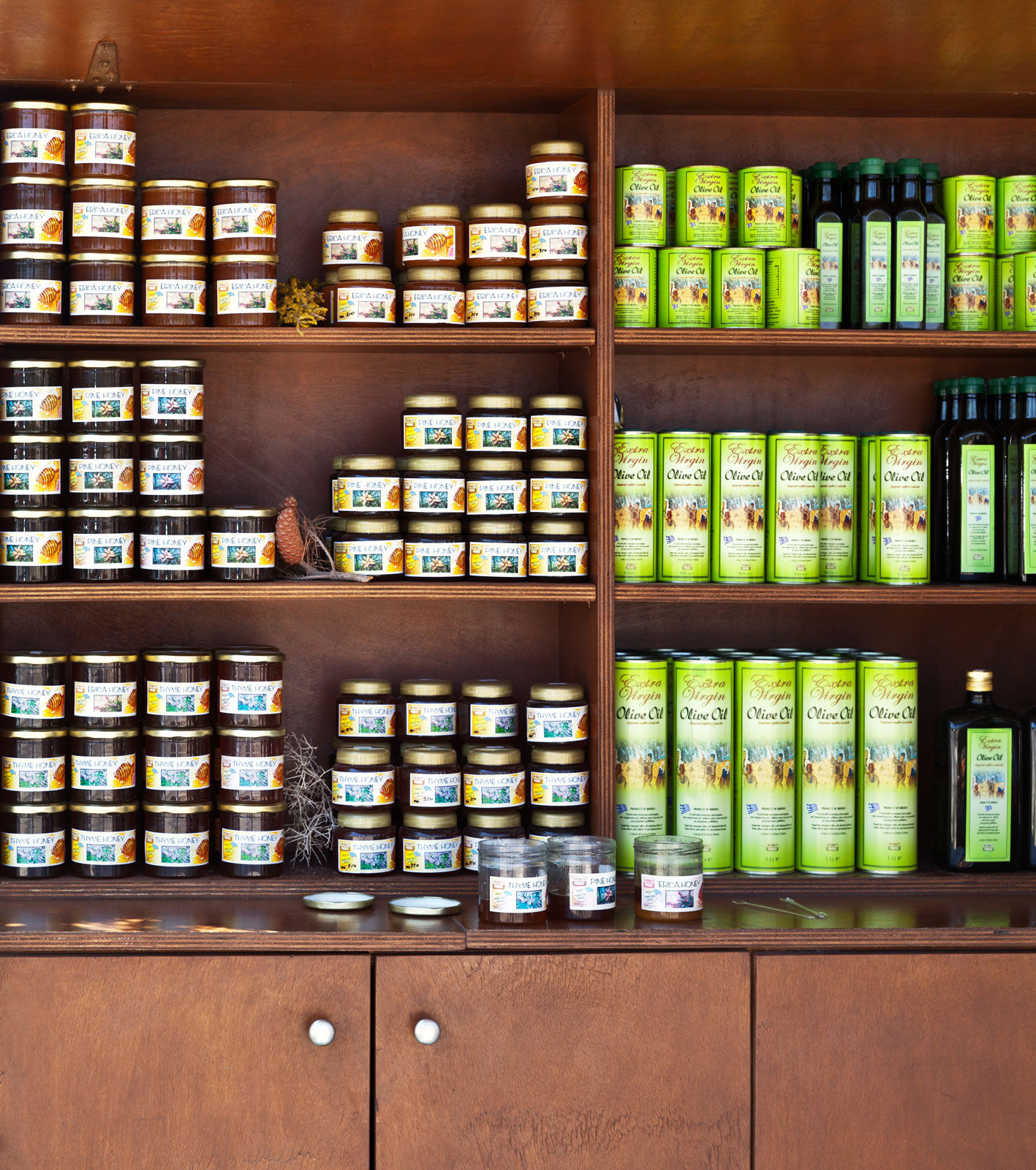  similar sized jars can be grouped together to save space - Beautiful Homes