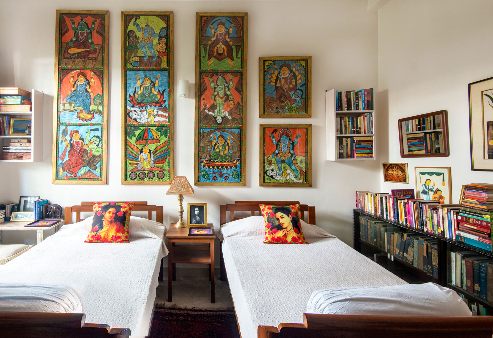 Guest room design stunning gallery wall - Beautiful Homes