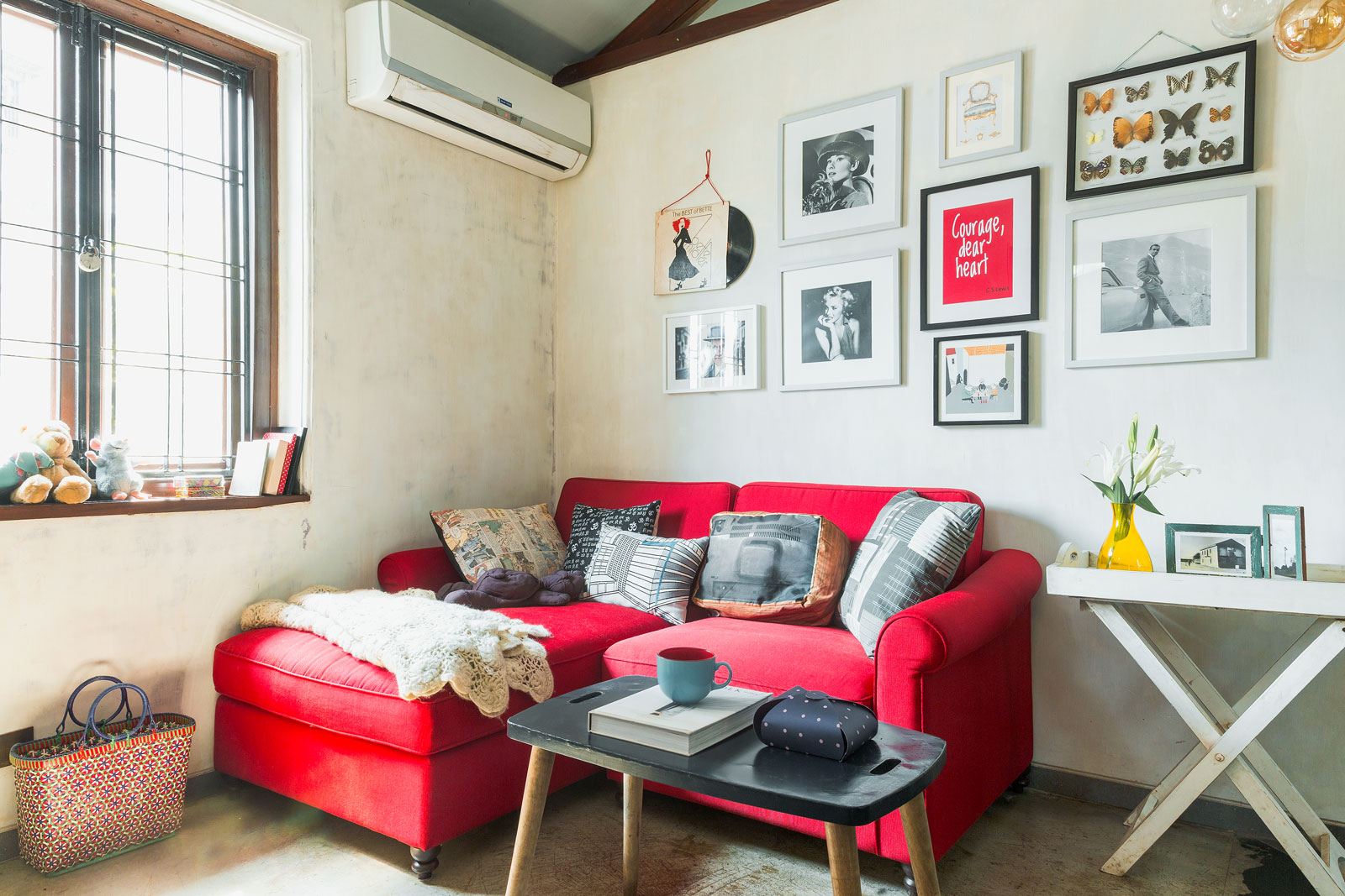 The gallery wall design in studio - Beautiful Homes