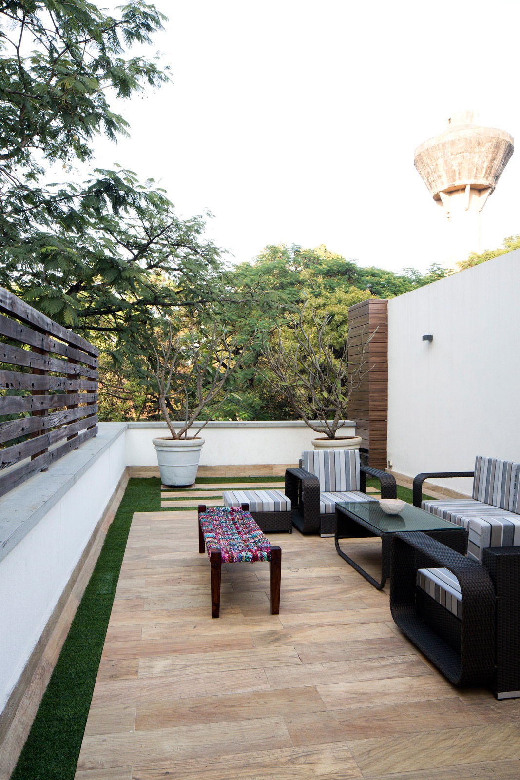 A sleeper wood partition in the patio - Beautiful Homes