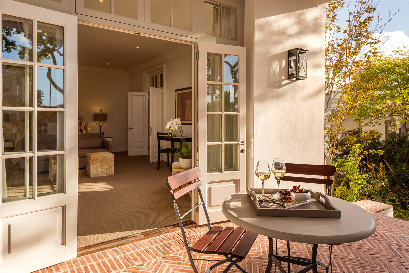 Décor elements for a quiet romantic meal - Beautiful Homes