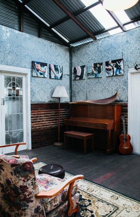 Designer wallpaper design in this living area trends for the year 2022 - Beautiful Homes