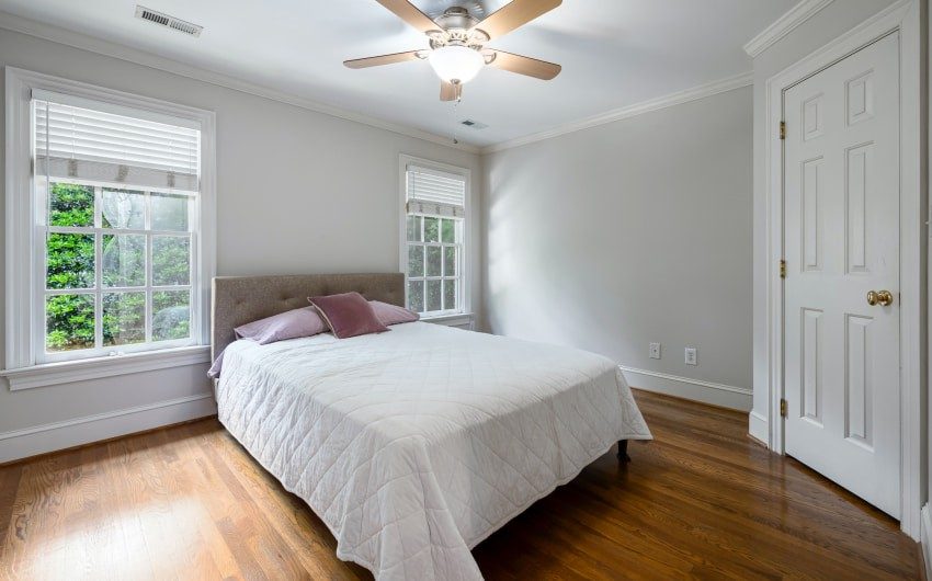 Minimalist bedroom interior design with ceiling fan - Beautiful Homes