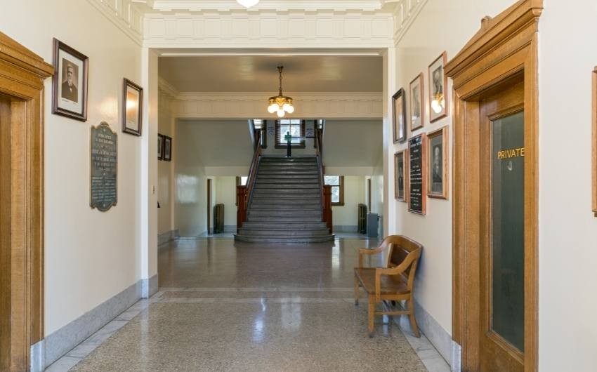 Unique modern foyer design that makes your entryway look classic - Beautiful Homes