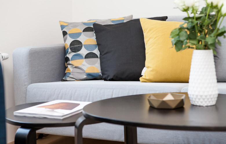 Guide to Choosing Throw Pillows - How to Decorate