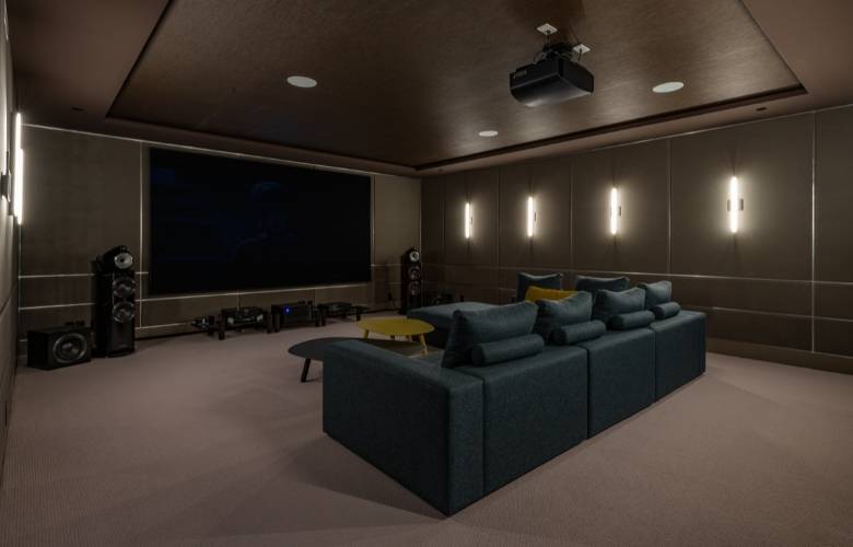 Large modern home theatre design with screen lighting - Beautiful Homes
