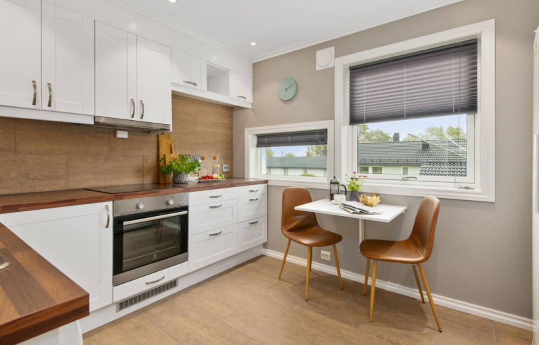 Small L-shaped kitchen design with breakfast nook - Beautiful Homes