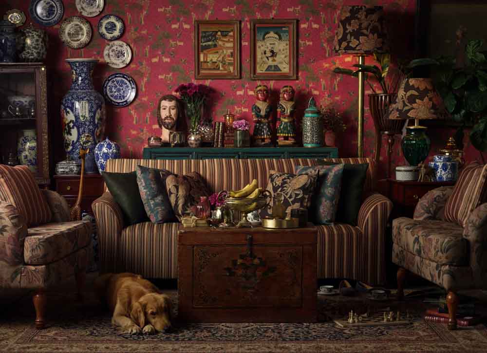 Display your family heirlooms on accent walls in living room - Beautiful Homes