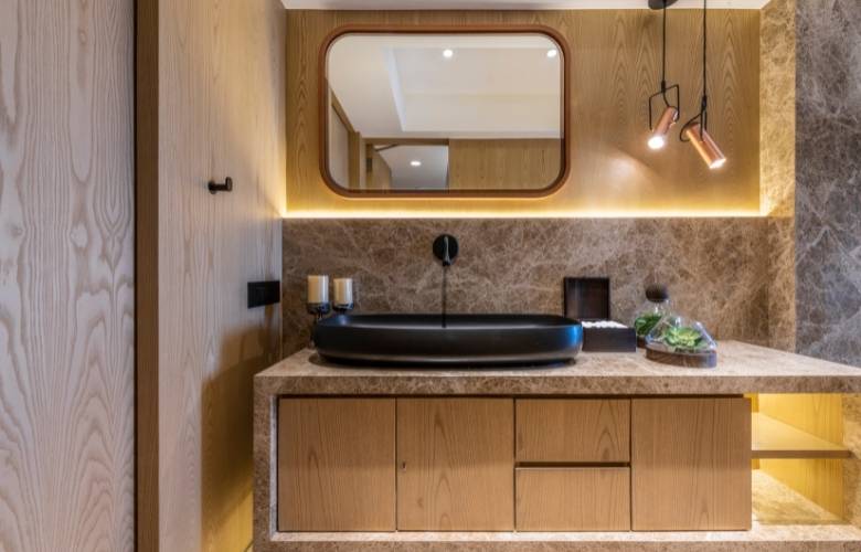 Bathroom décor with vessel wash basin, accent lighting & textured tiles - Beautiful Homes