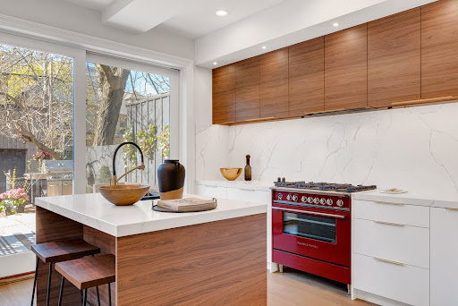 Modular kitchen with laminate finish kitchen cabinets & textured backsplash tiles - Beautiful Homes