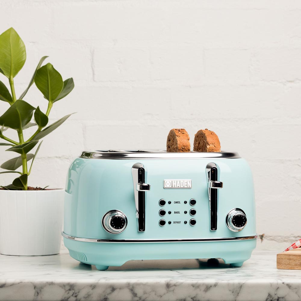 https://static.asianpaints.com/content/dam/asianpaintsbeautifulhomes/home-decor-advice/guides-and-how-tos/brighten-up-your-kitchen-easily-with-these-vibrant-appliances/toaster.jpg