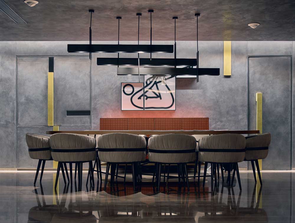 Design idea with marble floor, metal lamps & door fittings to make your room look bigger - Beautiful Homes