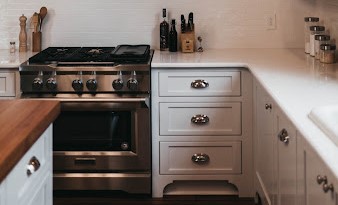 Mix & match of different drawer handles & cabinet handles for the kitchen - Beautiful Homes